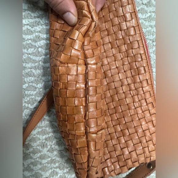 Clare v petit moyen Woven Tan Leather bag - Picture 10 of 10